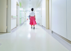 Une femme marche dans le couloir de l'hôpital - MACSF