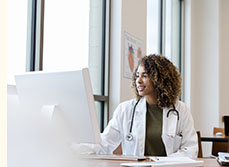 Une femme médecin sur son ordinateur - MACSF