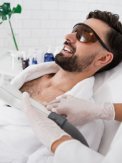 Un homme allongé sur la table de soins - MACSF