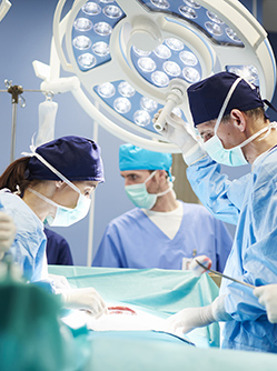 Une équipe médicale lors d'une intervention chirurgicale - MACSF