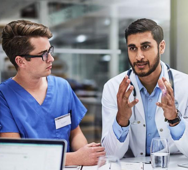 Equipe médicale qui discute