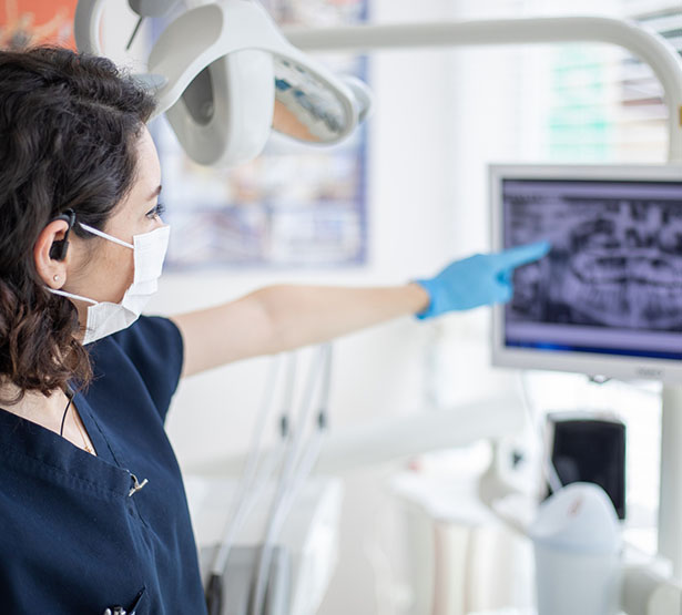 Le chirurgien-dentiste interprète une radio dentaire| MACSF