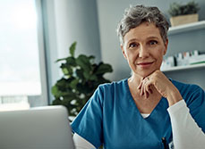 Une infirmière en consultation - MACSF