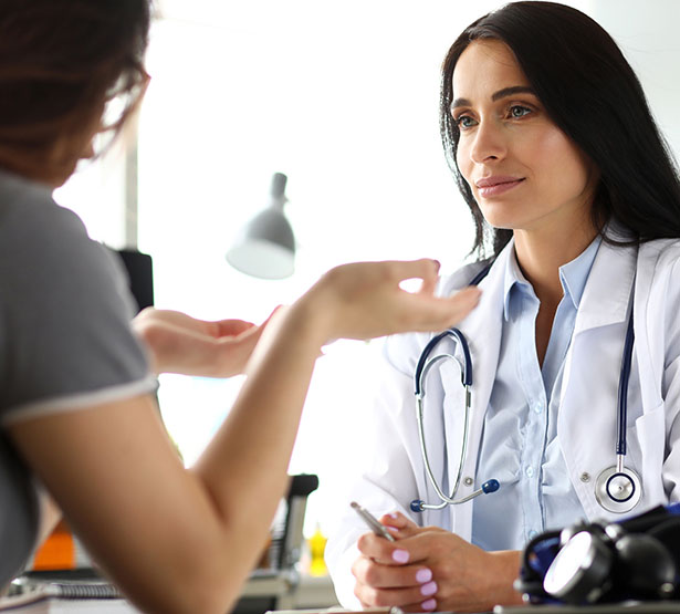 Une femme médecin écoute sa patiente - MACSF