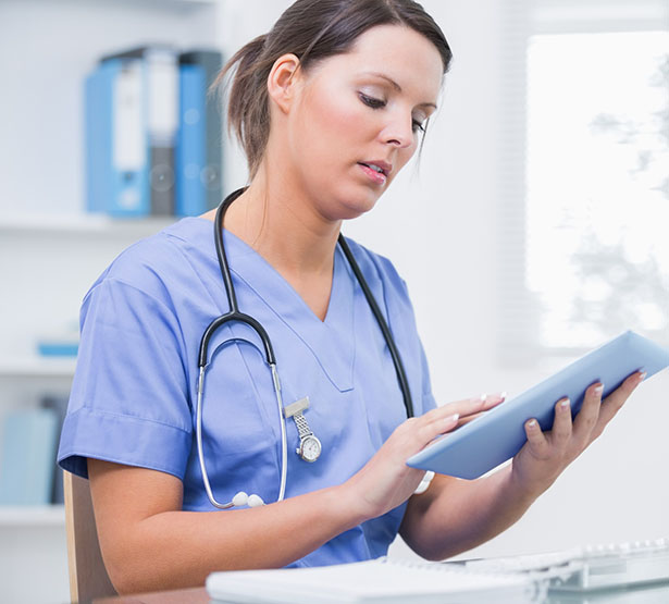 Une professionnelle de santé consulte sa tablette - MACSF