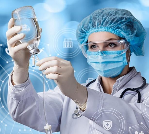Une infirmière prépare une perfusion | MACSF