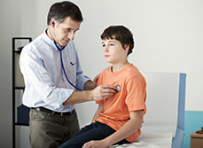 Un adolescent est ausculté par son médecin - MACSF