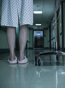 Un patient se dirige vers la porte au fond du couloir - MACSF