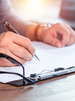 Mains d'un homme en train d'écrire - MACSF