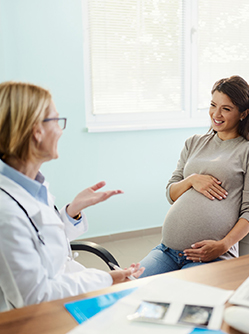 Un médecin discute avec une patiente enceinte - MACSF