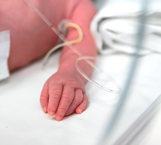 Gros plan sur la main d'un nouveau-né à l'hôpital - MACSF