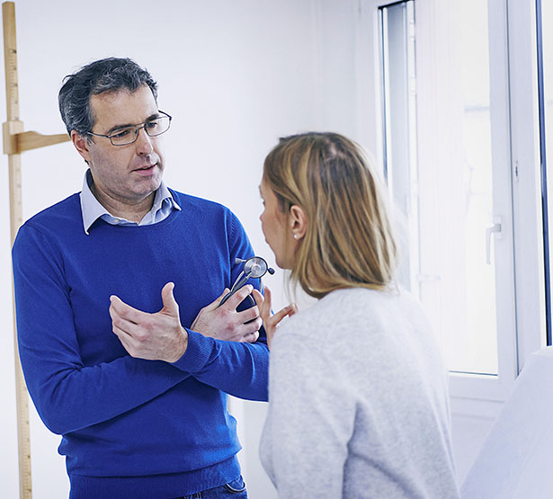 Un médecin traitant apporte des explications à sa patiente - MACSF