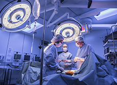 Equipe de chirurgien au bloc opératoire - MACSF