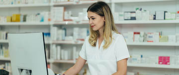 Une pharmacienne entre des données informatiques - MACSF