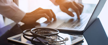 Un médecin transmet des documents par mail - MACSF