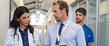 Une femme médecin discute avec le directeur d'établissement | MACSF