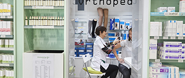 Une pharmacienne vaccine une femme - MACSF