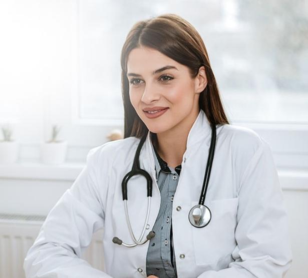 Un médecin femme en consultation avec sa patiente | MACSF