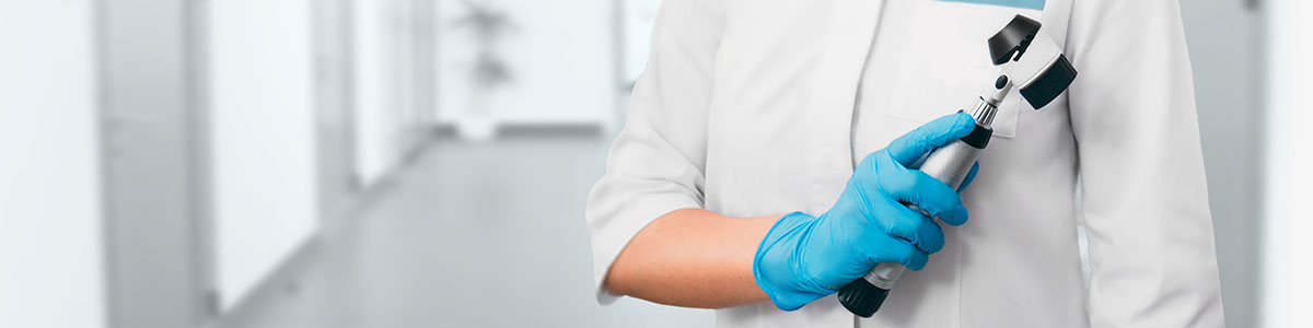 Un dermatologue tient un dermoscope - MACSF