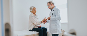 Un médecin ausculte une patiente âgée - MACSF