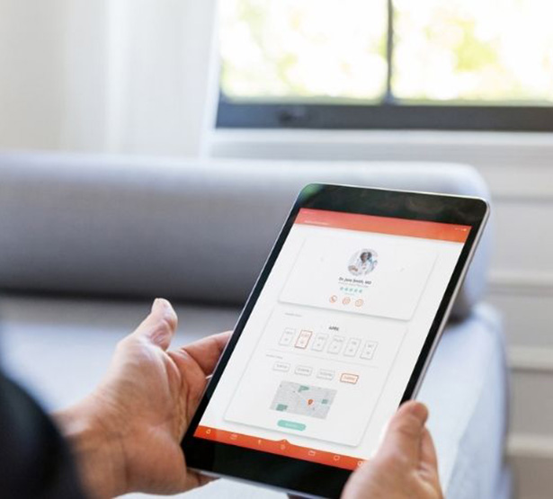 Un médecin consulte le site Synapse MACSF