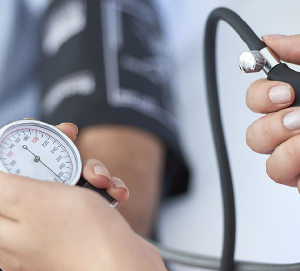 Une assistante médicale qui prend la tension d'un patient