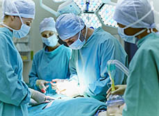 Une équipe médicale en salle de chirurgie - MACSF