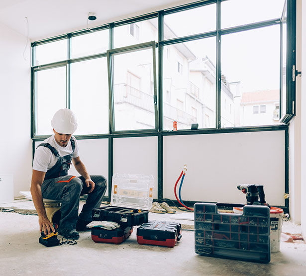 Un ouvrier réalise des travaux dans un local - MACSF