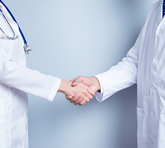 Deux professionnels de santé se serrent la main - MACSF