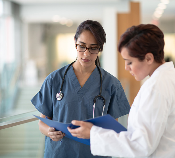 Deux professionnels de santé consulte un dossier à l'hôpital- MACSF