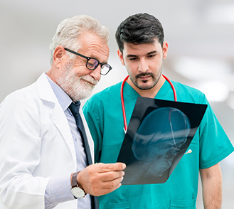 Un médecin senior observe une radio avec un docteur junior - MACSF