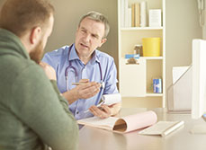 Un médecin explique l'ordonnance au patient -  MACSF