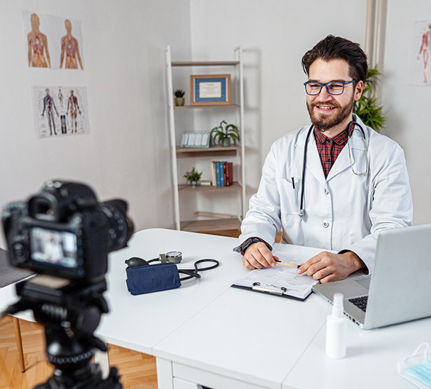 Un médecin produit un contenu pour les réseaux sociaux - MACSF