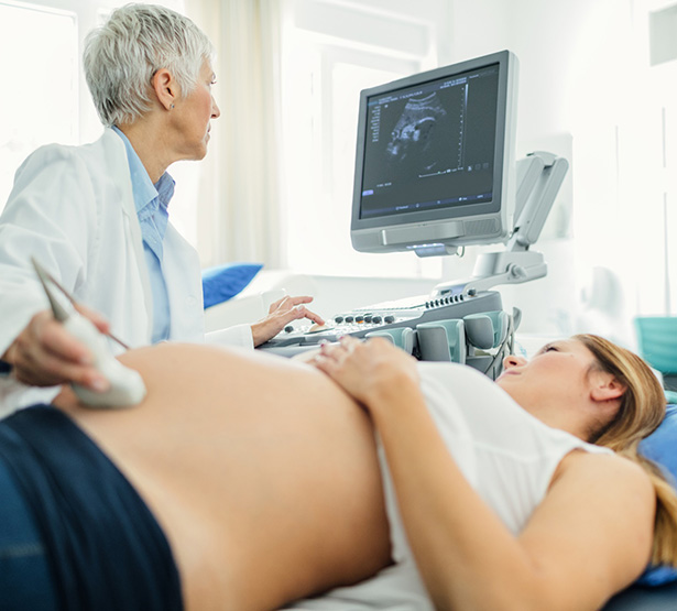 Une femme médecin procède à un examen échographique sur une patiente enceinte - MACSF