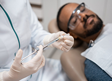 Le dentiste prépare l'injection pour l'anesthésie locale - MACSF