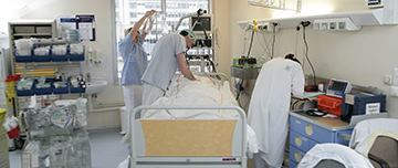 Soignants autour d'un patient en salle de réveil - MACSF