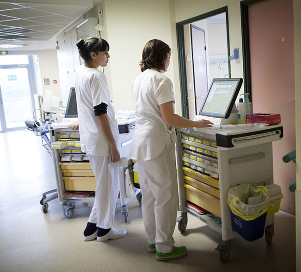 Deux infirmières prés d'un chariot dans le couloir de l'hôpital - MACSF