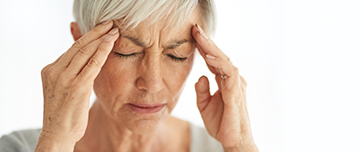 Une femme appose ses mains sur ses tempes - MACSF