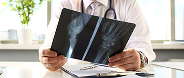 Chirurgien orthopédique observant une radio - MACSF