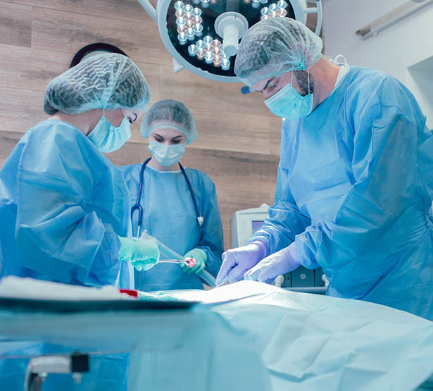 Un chirurgien et deux infirmières au bloc opératoire - MACSF