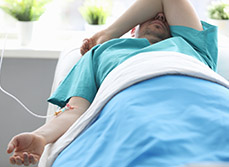 Un patient alité avec une perfusion - MACSF
