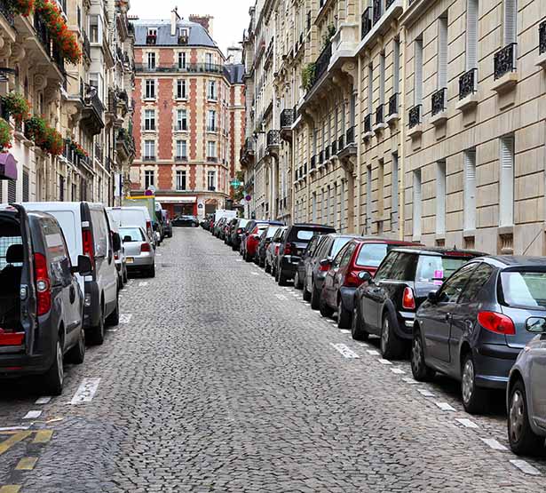 Voitures stationnées des deux côtés d'une rue - MACSF