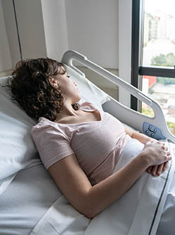 Une patiente dans un lit d'hôpital - MACSF