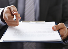 Un homme tend un stylo pour signer un contrat - MACSF