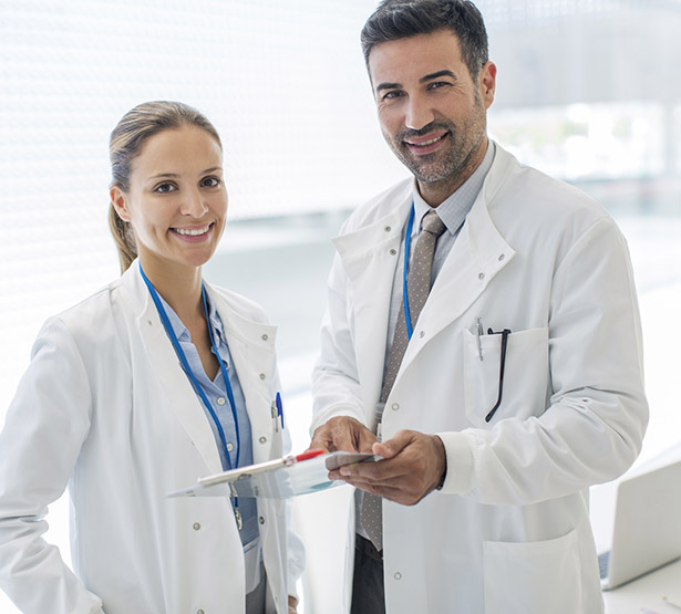 Deux professionnels de santé souriants - MACSF