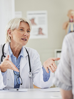 Une femme médecin parle avec sa patiente - MACSF