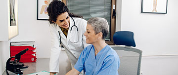 Un médecin et son assistante médicale MACSF