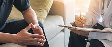 Psychiatre en consultation avec un patient - MACSF