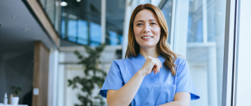 Femme en hôpital souriante