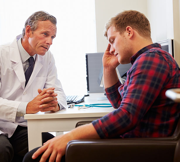 Médecin en consultation avec un patient déprimé - MACSF